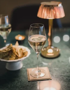 Sekt mit Tischlampe
