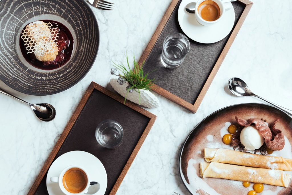 Kaffee und köstliche Desserts serviert